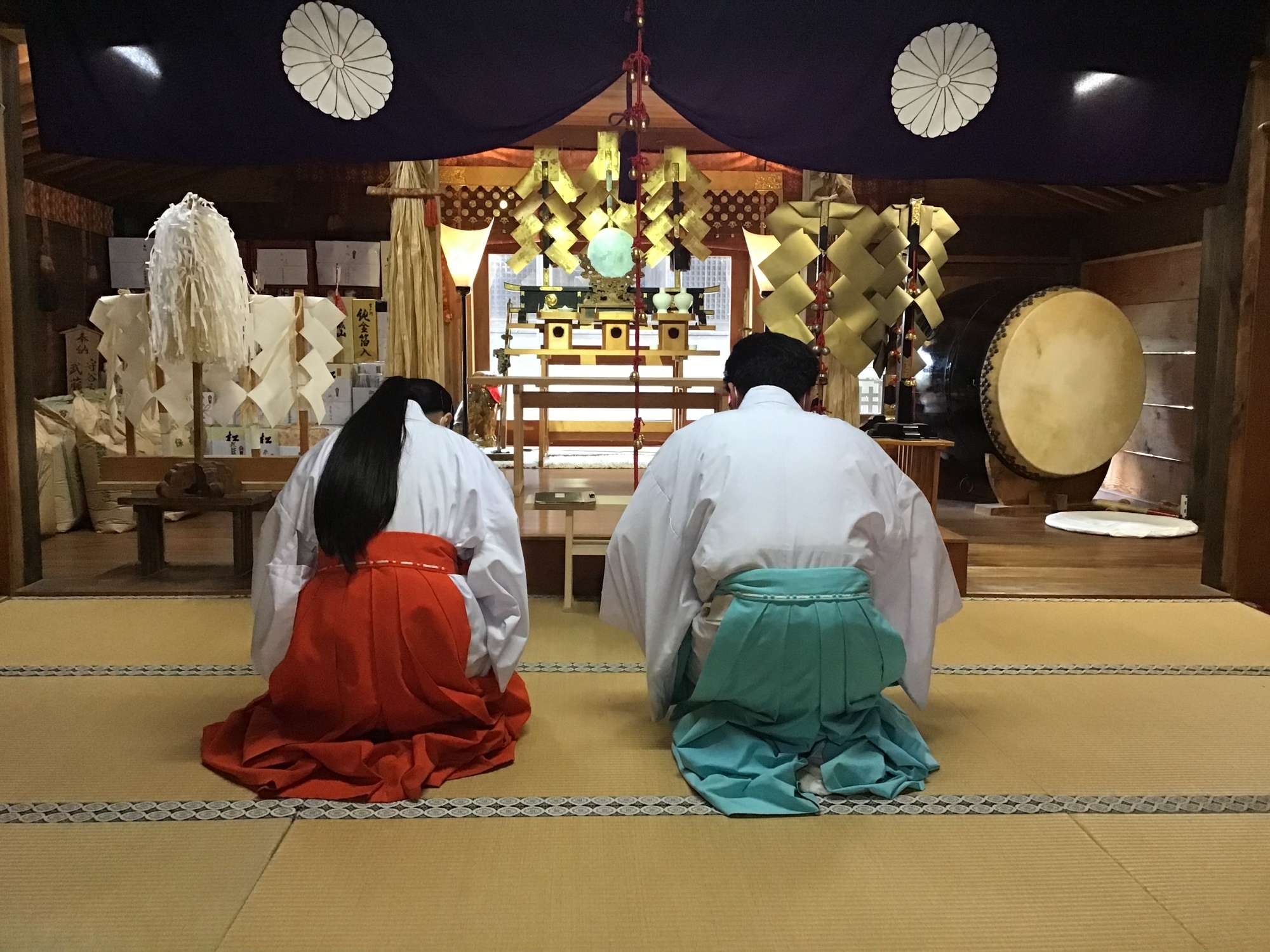 神主と巫女が並んで黙祷　大宝八幡宮の拝殿にて