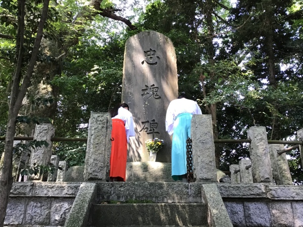 大宝八幡宮の忠魂碑　黙祷をしている人達