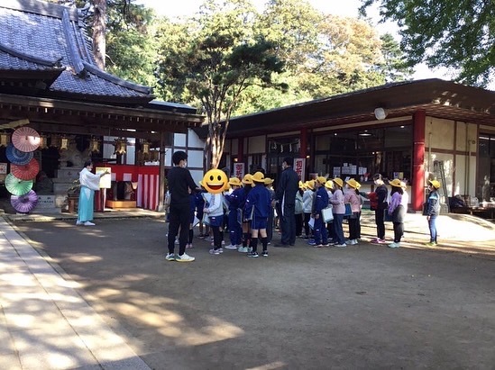 授業と神社　手水舎と花