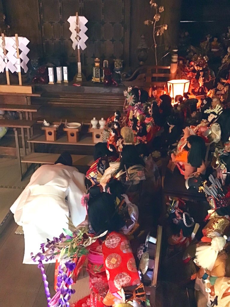 人形供養慰霊祭の様子　宮司が祝詞を奏上する