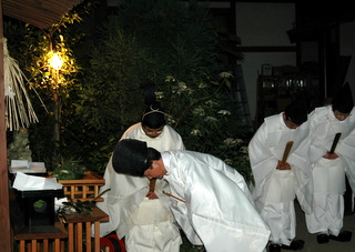 祓戸神社にて　祝詞を奏上する神職