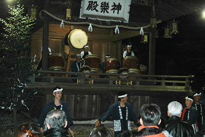 新年を祝う勇壮な太鼓の演奏