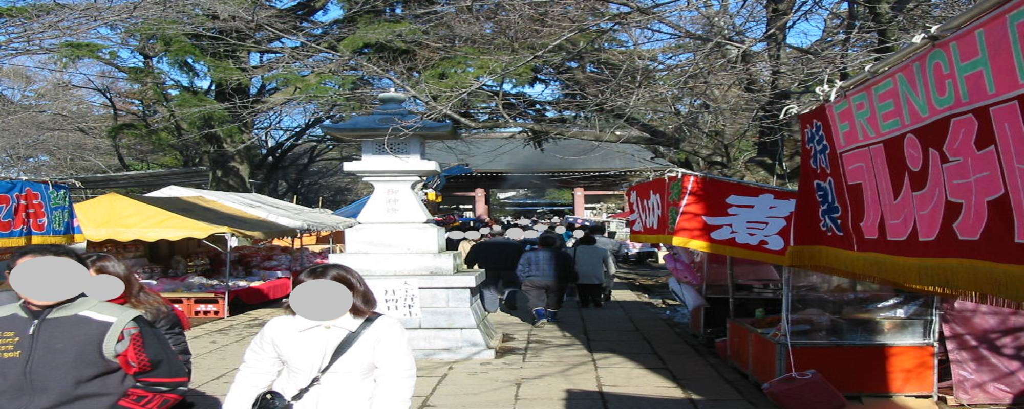 大宝八幡宮の神門前　屋台が並ぶ