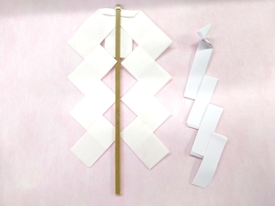 幣束(へいそく)(紙垂付)の画像です。 幣束(へいそく)(紙垂付)